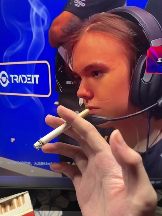 LPL主持夏安与秋晒照：抓拍出了三头六臂