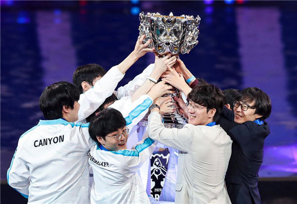 解说Joker：可靠消息，BLG全员留队则左手必然续约！目前仅打野未定！