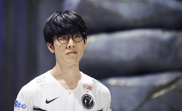 T1 在世界锦标赛中？VIT 玩家状态全无，被 T1 打到所有选手都处于红热状态！ T1 2-1 VIT